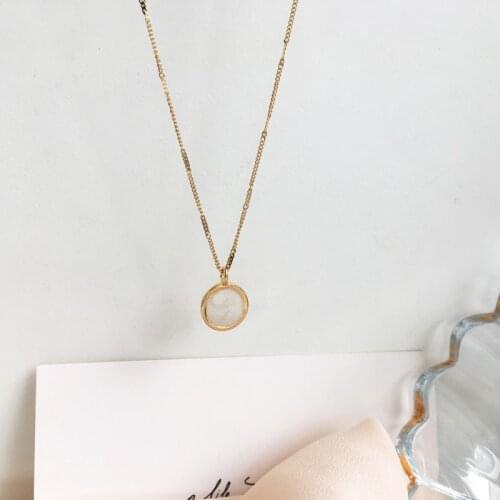Modern Jewerly Chain Necklace Popular Design Metal Alloy Golden Plating Resin Round Pendant Necklace For Women Girl Party gifts
