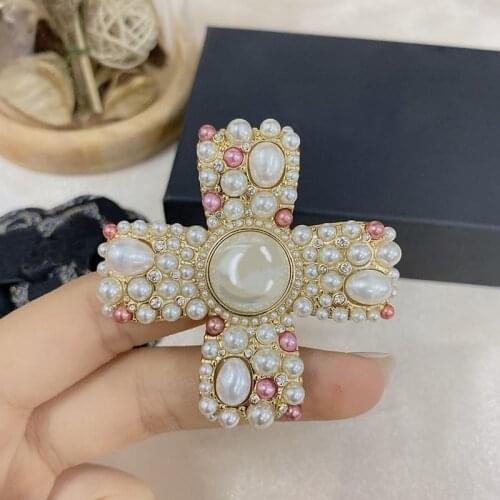 New fashion brand luxury jewelry womens clothing pearl brooch cross bow round pearl formal brooch party banquet accessories