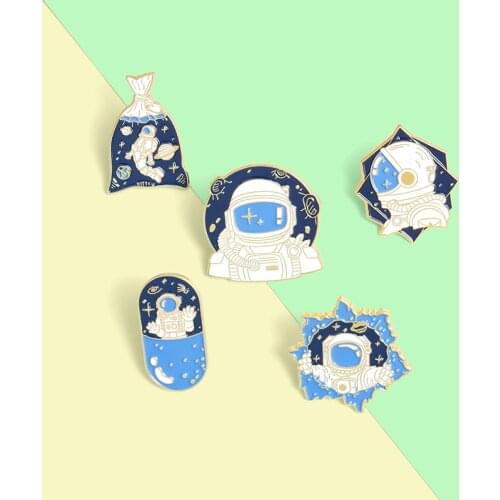 Astronaut Enamel Pin Silent Moon Brooches for Men Women Sea Star Lapel Pins Galaxy Badges Outer Space Jewelry Gifts Wholesale