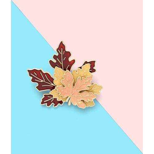 Retro maple leaf brooch alloy drop oil and gas quality pin clothing maple leaf pin accessories wholesale