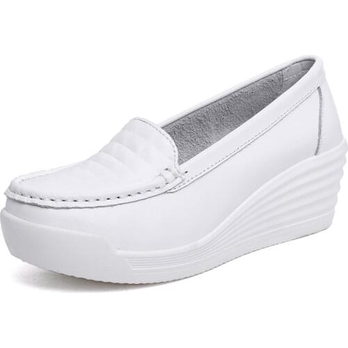 Women White Nursing Shoes Comfortable Slip on Vulcanize Shoes Breathable Lady Walking Shoes Nurse Work Wedge Leather Loafers