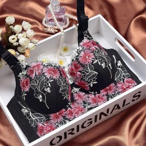 The new comfortable fashion embroidery close to the late dark V sexy gather adjustment bra
