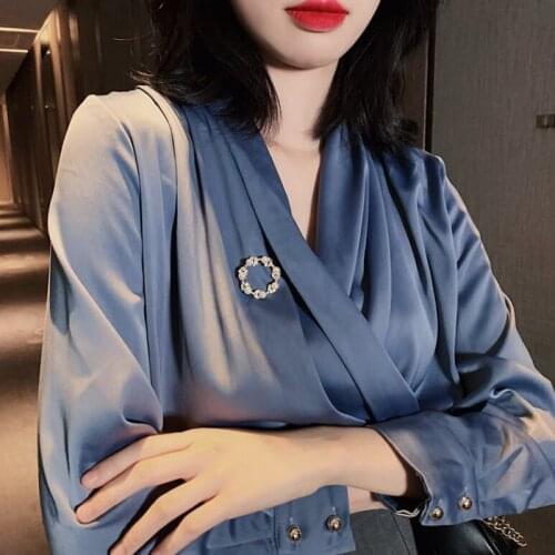 2021 New Noble Elegant Golden Flowers Pearl Brooch For Women Hollow Leaf Fashion Plant Brooch Pin Dress Suit Lapel Pin Gift