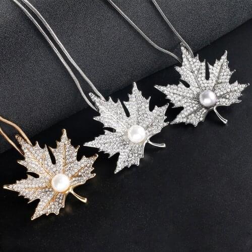 2021 Fashion Jewelry Vintage Imitation Pearl Crystal Maple Leaf Necklace Charm Tassel Charm Sweater Chain Ladies Long Necklace