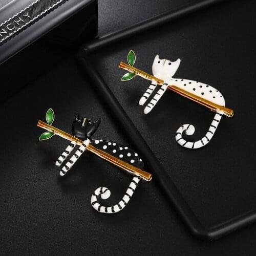 Cartoon Lazy Cat Sitting On The Tree Enamel Brooches For Women And Men Metal Animal Bouquet Pin 2021 New Fashion Jewelry