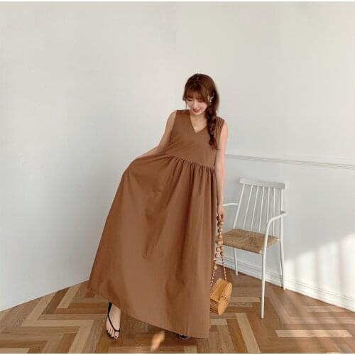 The new voluminous sleeveless skirt shows a slim mid-length dress