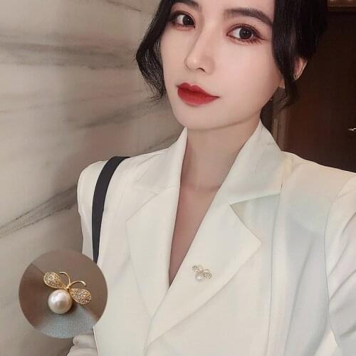 Karopel Lovely Bee Shape Exquisite Brooch Party Suit Evening Dress Anti Light Button Korean Fashion Jewelry for Woman