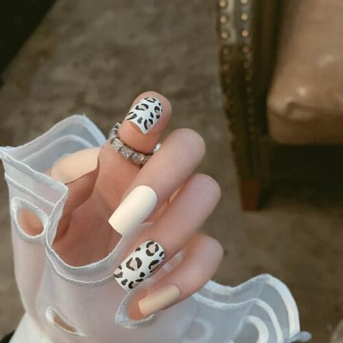 Press On Nails White Characteristic Frosted Leopard Pattern Mid-length Fake Nails Square Head Full Cover Fingernails WD