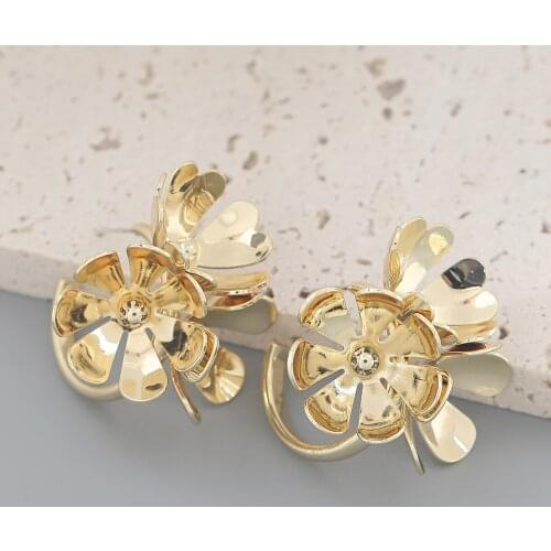Pauli Manfi Fashion Metal Flower C-shaped Earrings Womens Creative Popular Stud Earrings Campus Party Accessories