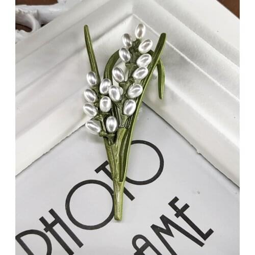 Qingdao small pure and fresh and pastoral half hole imitation pearl wind water rice wheat female brooch flower