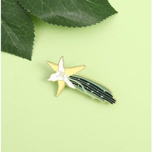 Cartoon creative personality fluorescent jewelry alloy Brooch romantic a bunch of luminous florets clothing bag Badge