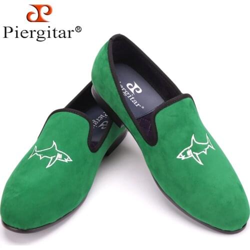 Piergitar new arrival Handcrafted men grass green velvet shoes with simplified shark embroidery Party and Prom men loafers