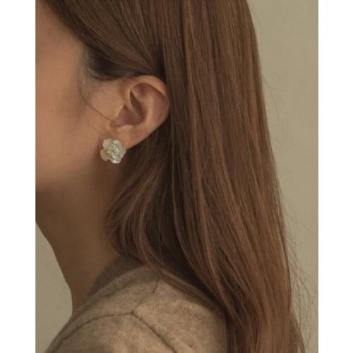 European And American Niche Style Rose Earrings Fairy Oil Golden Earrings Pearl Simple And Delicate Personality Earrings