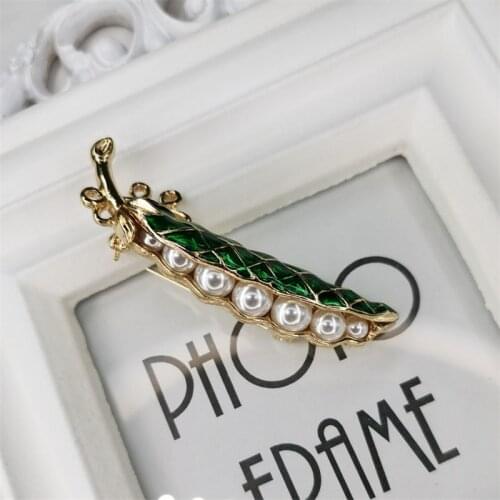 Flower decoration industry in Europe and the jewelry antique cui she green enamel pearl peas popular female brooch