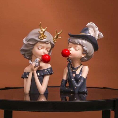 Statue Stylish Resin Figurines Home Decor Sculpture Bubble Gum Girl Modern Chic Cabinet Decoration British Elegant Woman Crafts
