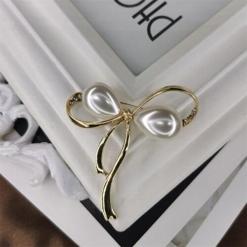 The role of the new world, Japan and the spot accessories joker contracted bowknot pearl brooches female fashion pins