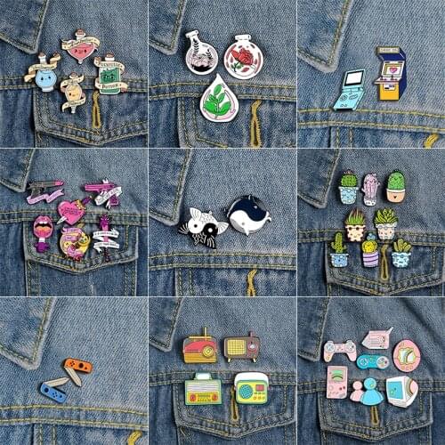 2-9 Pcs Vase Plant Set Brooch Black and White Yin Yang Fish Yellow Dog Badge Red Sexy Lips Lips Pin Trendy Jewelry Gift Friend