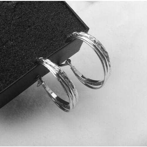 Fashion temperament geometric irregular round semicircle twist earrings in silver and metallic colors Pendientes Cool