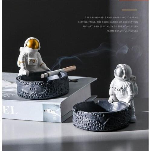 Nordic Creative Astronaut Ashtray Resin Accessories Home Livingroom Desktop Sculpture Decoration Hotel Bar Club Figurines Crafts