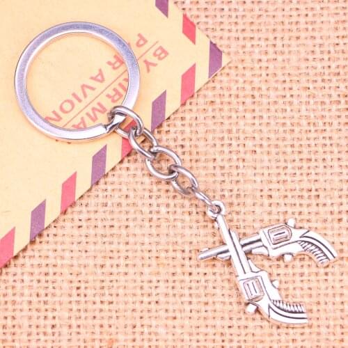 20pcs New Fashion Keychain 31*23 mm crossed pistols revolvers western Pendants DIY Men Jewelry Car Key Chain Souvenir For Gift