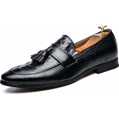 2019 Mens Shoes Casual Footwear Fringe Slip On Pointed Toe Shoes Men Crocodile Tassel Vintage Brush Mens Shoes British F4-65