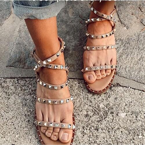 The New Summer 2020 Rivet Shoes Fashion Shoes Lightweight Non-slip Womens Fashion Transparent Designer Sandals