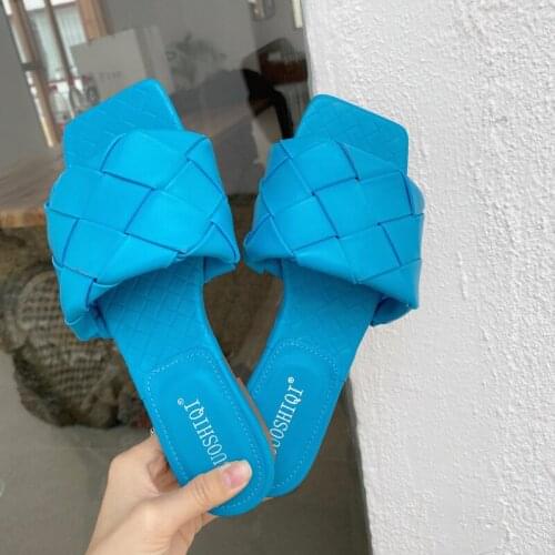 2020 early spring INS hot push B home network red bean bean bottom woven flat slippers fashion Roman tide female lazy half drag