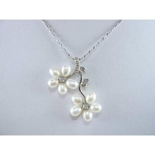 Ladys Beautiful white pearl flower pendant necklace