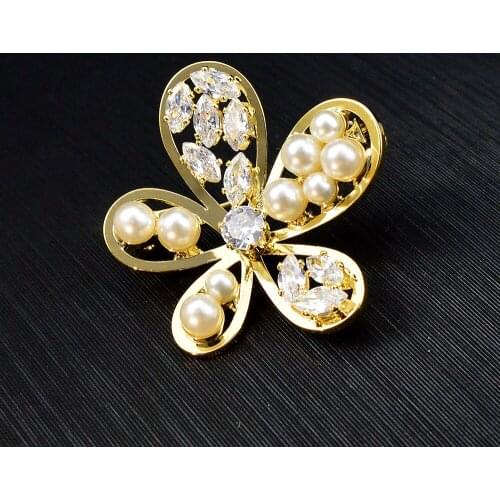 CINDY XIANG New Zircon Flower Pin Brooch Small Collar Brooches For Women Shining Fashion Pearls Hollow Flower Brooches Jewelry