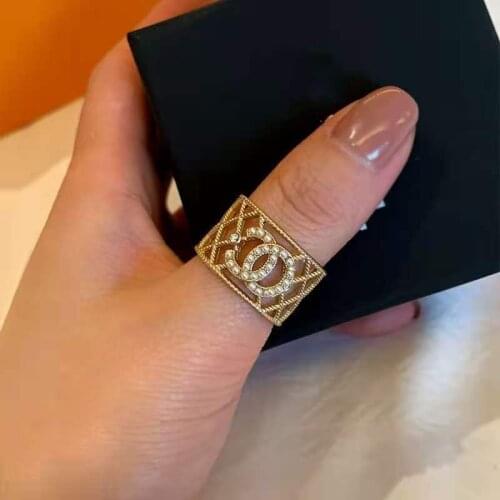 Ring French Classic Hollow Pearl Wide Ring Temperament Elegant High-end Banquet Fashion Trend Birthday Party Gift Accessories