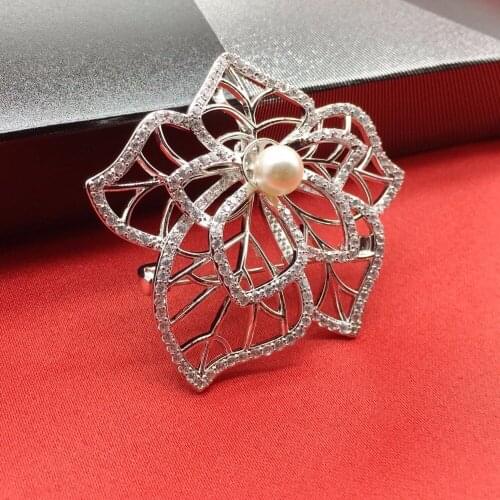 Micro zircon brooch white zircon maple leaf brooch pendant send ladies zircon fluorescent pin women