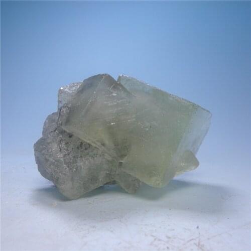 Gifts Hunan natural fluorite stone fort on a transparent mineral teaching specimen collection and processing raw stone-free