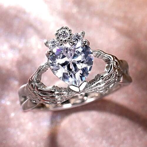 Huitan Personality Holding A Heart CZ Shaped Women Rings Novel Design Lady Marriage Ceremony Party Fashion Ring Trendy Jewelry