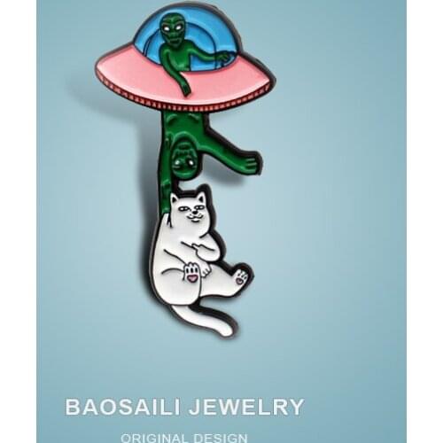 Alien Hand Catch White Cat On Cosmic Spaceship Personality Design Creative Brooch Trend Versatile Badge Jewelry Enamel Label Pin