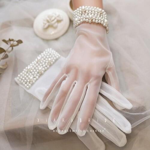 2020 Women Short Wedding Gloves Wrist Length Lace Appliques Sequins Pearl Bridal Gloves Beaded Wedding Accessories