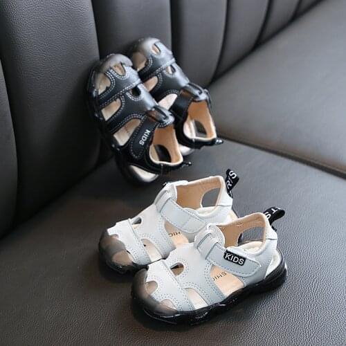 Summer sandals Korean version of small and medium sized childrens Baotou anti kick hole shoes new anti slip soft soled