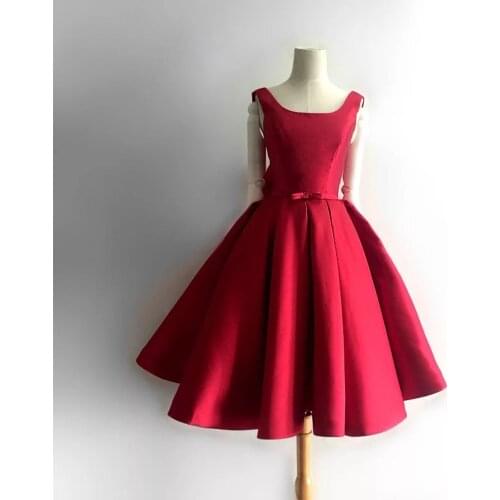 2019 Short Red Satin Prom Dress With Bow Sequare Neckline Backless Women Party Dresses Knee Length
