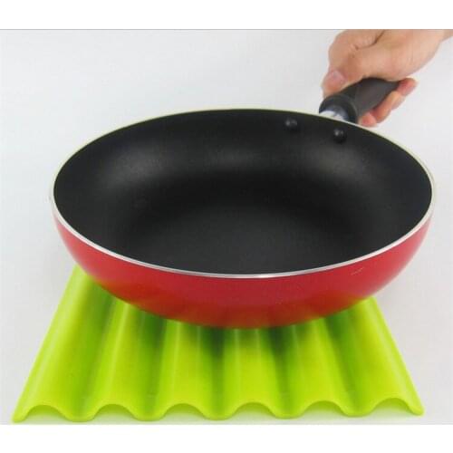 100 pcs Wavy square silicone placemats western cushion antiskid eat mat thermal pad table mat potholder