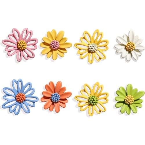 Asymmetrical small daisy earrings spring and summer fresh flowers earrings female super fairy new tide earrings