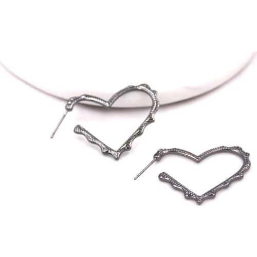 2020 Summer New Arrival Heart Shape Cooper Stud Earrings Hollow Out Heart Women Fashion Stud Earrings Wholesale