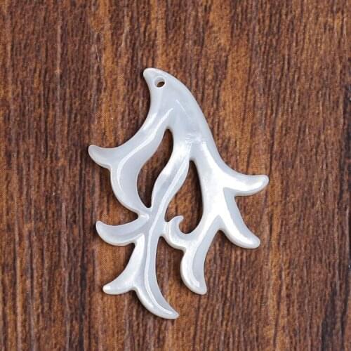 20pcs Natural white And Yellow antler pendant with hole MOP deer horn