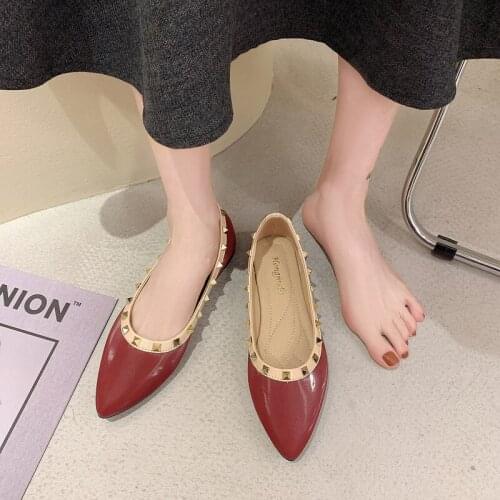 Temperament single shoes summer new sweet fashion pointed rivet flat bottom ladies casual shoes comfortable and delicate