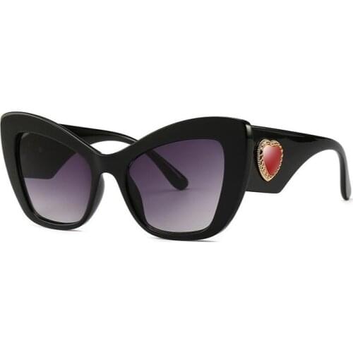 2019 New Oversize Cateye Sunglasses Ladies Luxury Fashion Sun Glasses Heart Emblem Designer Eyewear