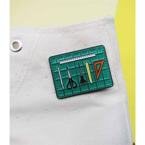 Personalized Creative Green Tool Box Badge Scissors Ruler Dropper Tool Fashionable Exquisite Enamel Brooch Gift For Students