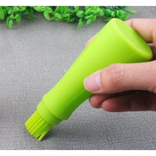 Creative Kitchen Supplies Oiler Plastic Oil Bottle With Silicone Rubber Brush Leak Press Oil Control Bottle Brushes