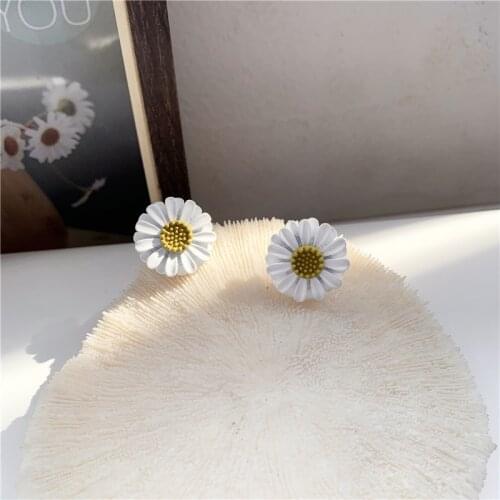 Fashion little pure and fresh and exaggerated color earrings little Daisy earrings temperament contracted girl earrings jewelry