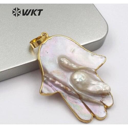 WT-JP140 Hamsa Hand Shape Pendant Natural Mother Of Pearl Carved Pendant With Gold Electroplated Pearl Necklace Pendant