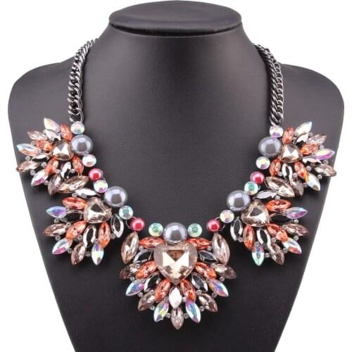 Fashion New Design Alloy Chain Crystal Heart Necklace for Female Chunky Big Pendant Statement Women Necklace Wholesale