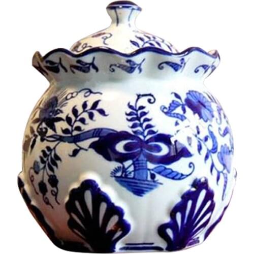 Jingdezhen Ceramic Chinese blue and white hand-painted petal shaped storage tank with cover for storing sealed porcelain can orn