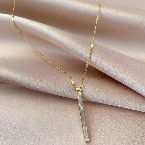 QiLuxy Vintage Gold Pendant Necklaces Simple Square Acrylic Pendant Necklaces for Women Charm Chain Choker Jewelry Gift